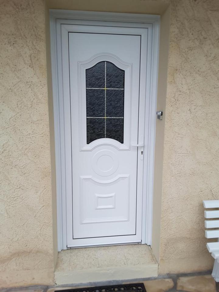 Pose de porte d'entrée Saint-Bonnet-la-Rivière