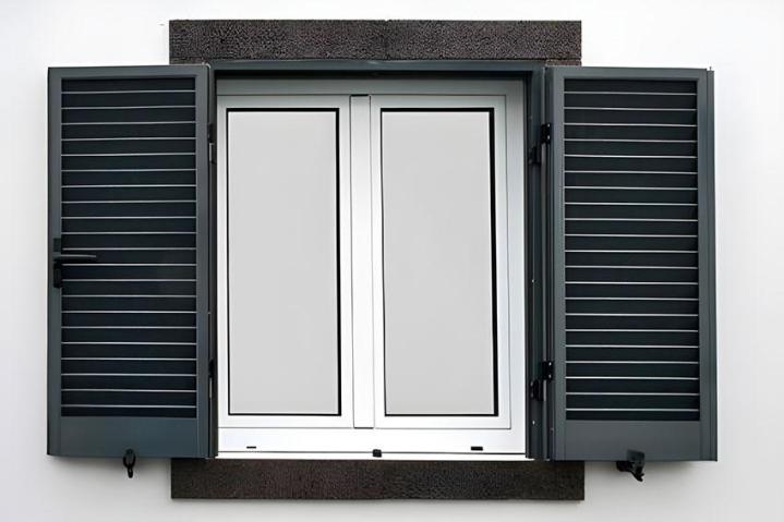 Pose de volets sur mesure, Tulle
